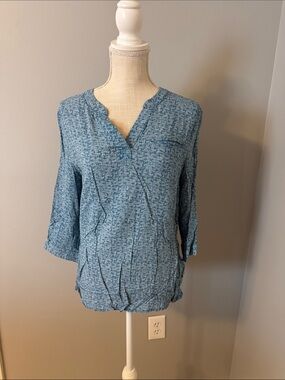 Anne Carson Light Blue Textured V-Neck Blouse